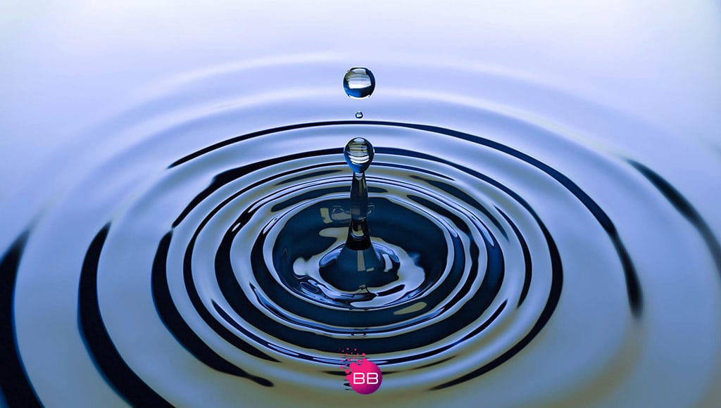 A dtop of water falling to illustrate the business sector of ÁguaKing Portugal