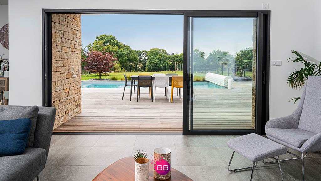 A large window in a living room installed by Casa das Janelas