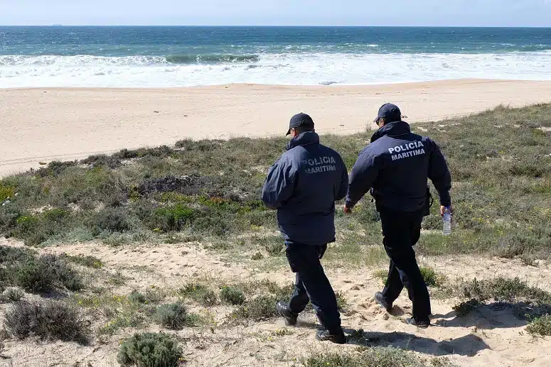 Crude oil spills into Tejo river forcing several beach closures