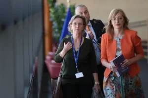 Portuguese EU commissioner among colleagues “issued with burner phones for trip to US”