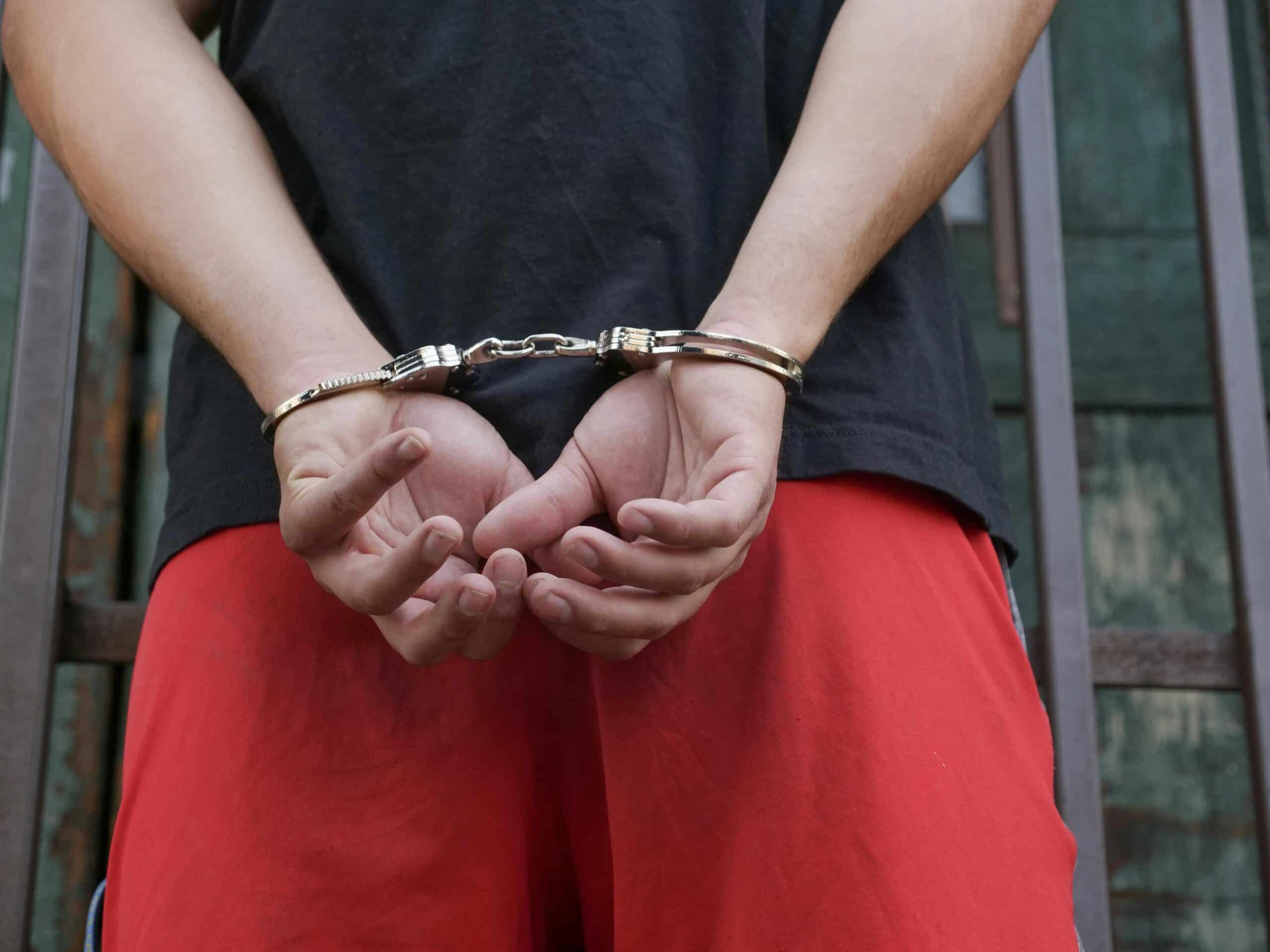 Man stabs neighbour in head following row over pets in Silves