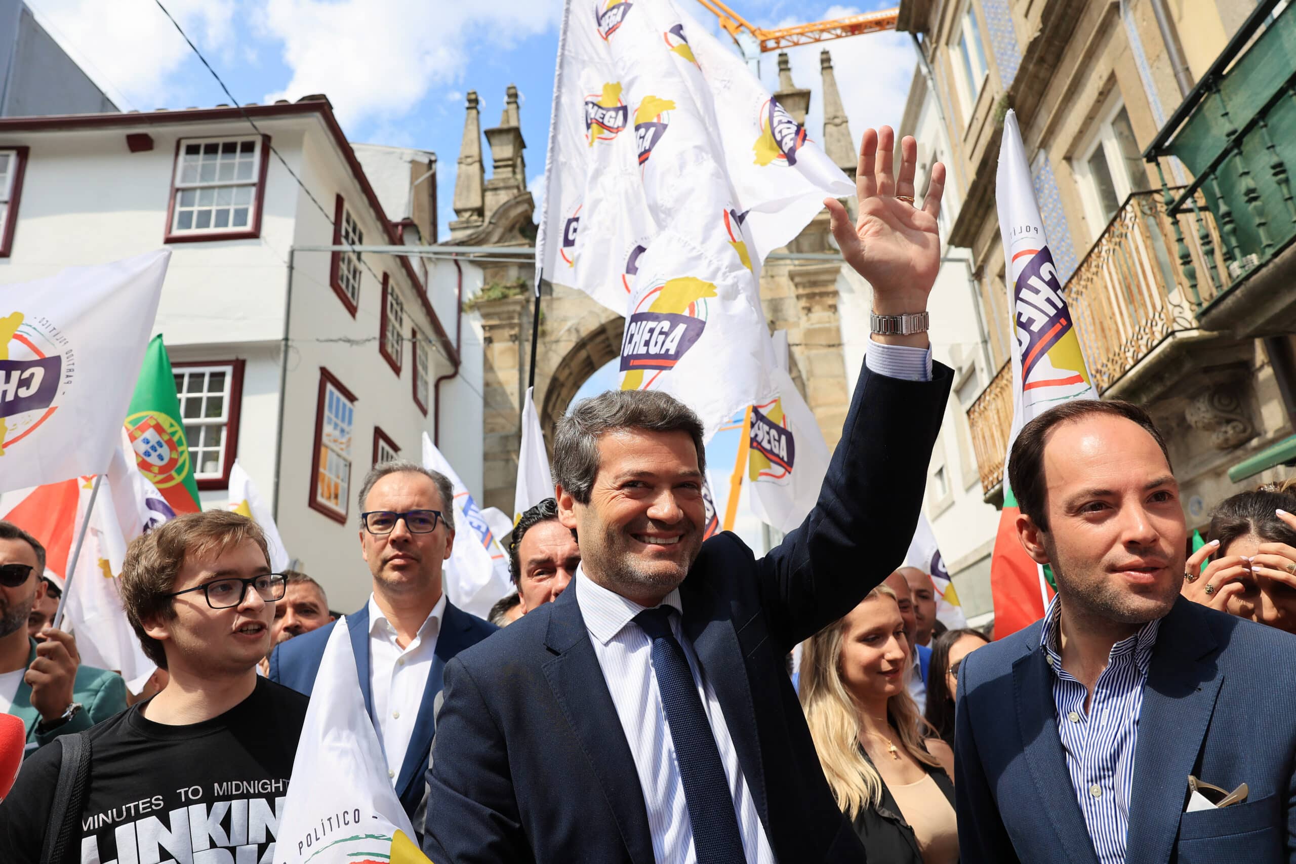 CHEGA leader André Ventura clashes with gypsies again: "You're the racists, you should be working"