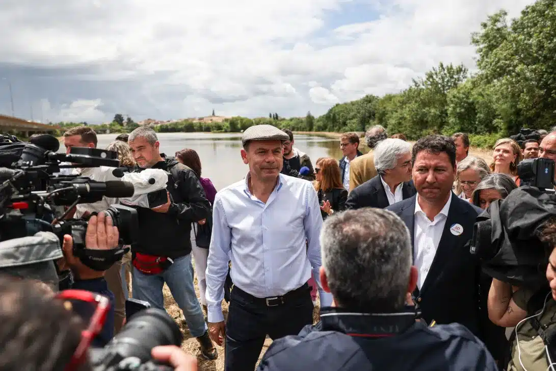 PM tries new visual in Benavente today. Image: Lusa