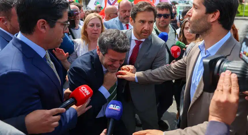 André Ventura was seen to clutch at his neck. Image: Lusa