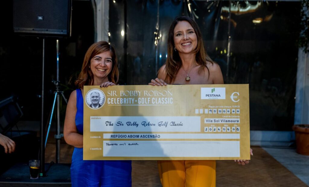 Carla Pargana (right) and Elisabete Santos of the Refúgio accepting the cheque showing funds raised at last year's event