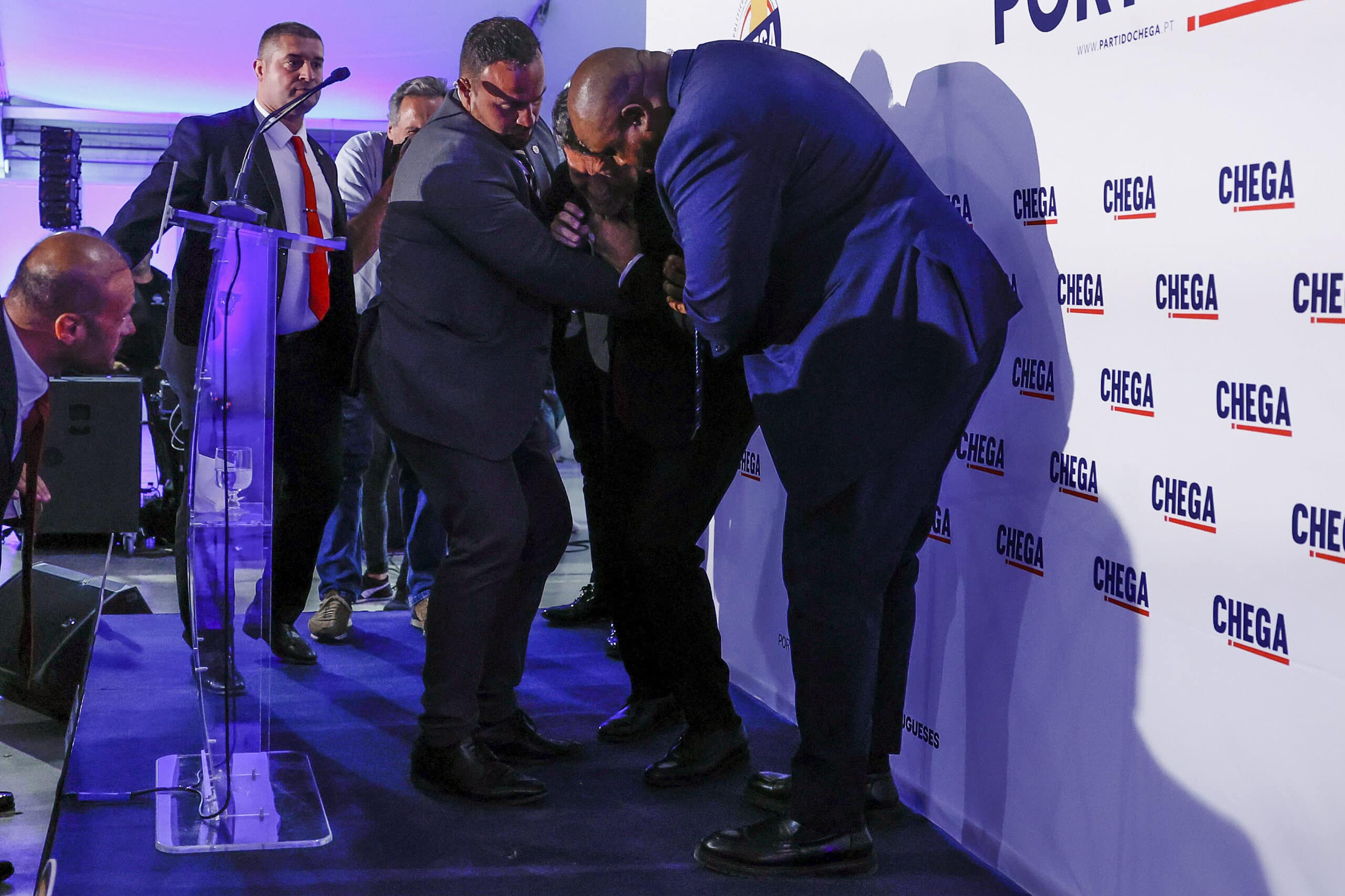 André Ventura taken to hospital after falling ill during rally in Algarve