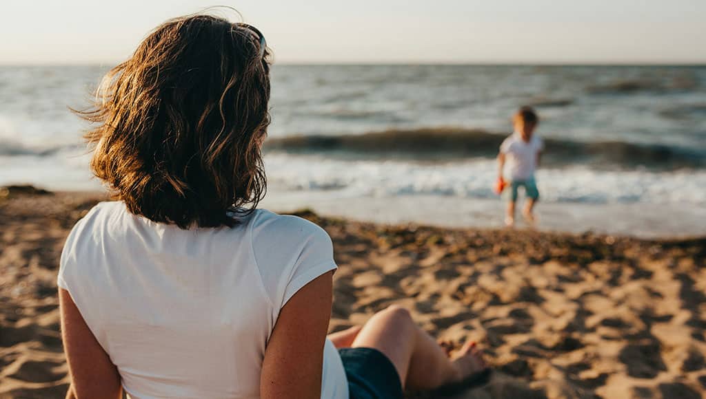 Mother and child beach (Xavier-mouton-photographie-unsplash)