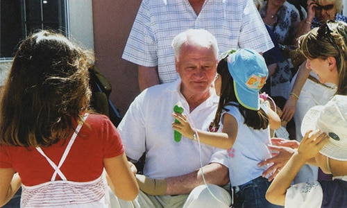Sir Bobby meeting children at the Refúgio