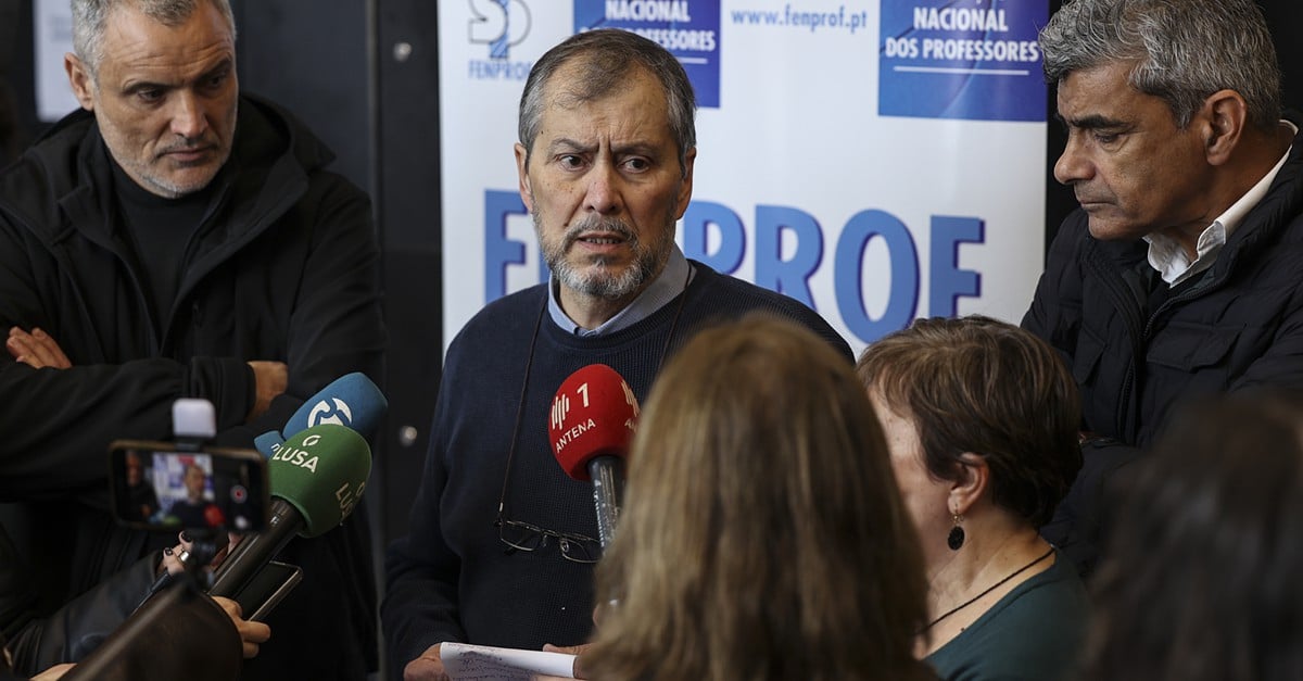 Another strike - this one announced by teachers' federation FENPROF - but unlikely to cause nationwide chaos, like the strike waged by rail unions. Image of Mário Nogueira today by Lusa