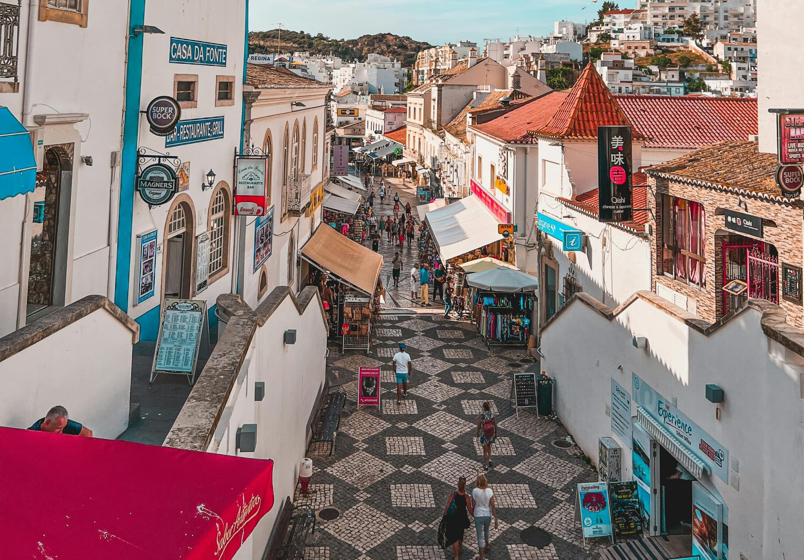 Albufeira approves code of conduct to address bad tourist behaviour