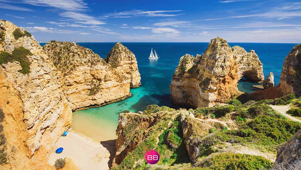 Photo of an Algarve beach in Portugal where you can find a PwC Portugal office
