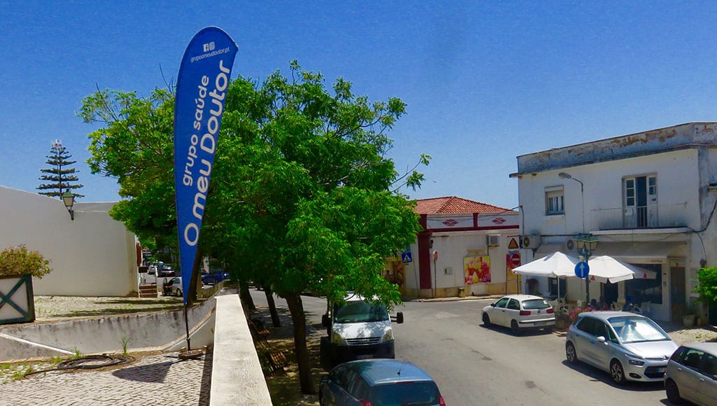 The Central Café in the foreground. Starting at Paulina's across the street is one-way traffic. The other direction is two way. The famous Norfolk Pine off to the left is the prominent feature of the Santa Bárbara de Nexe "skyline."