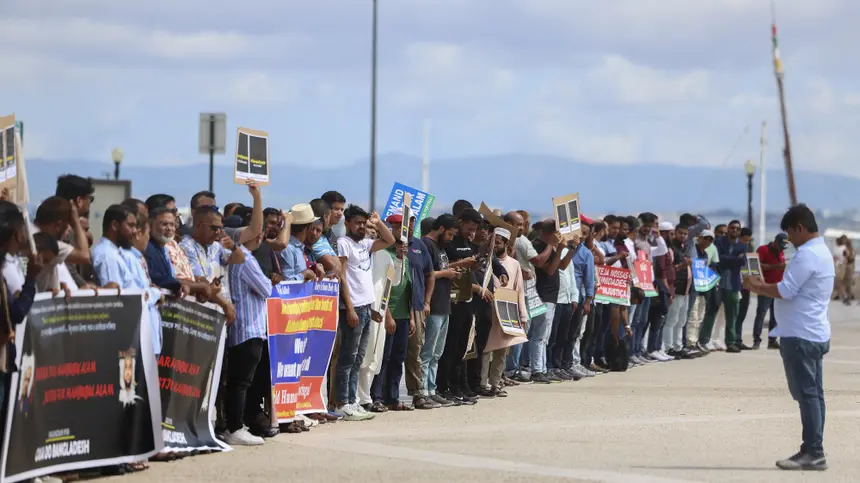 Immigrants form human chain outside Ministry of Internal Administration