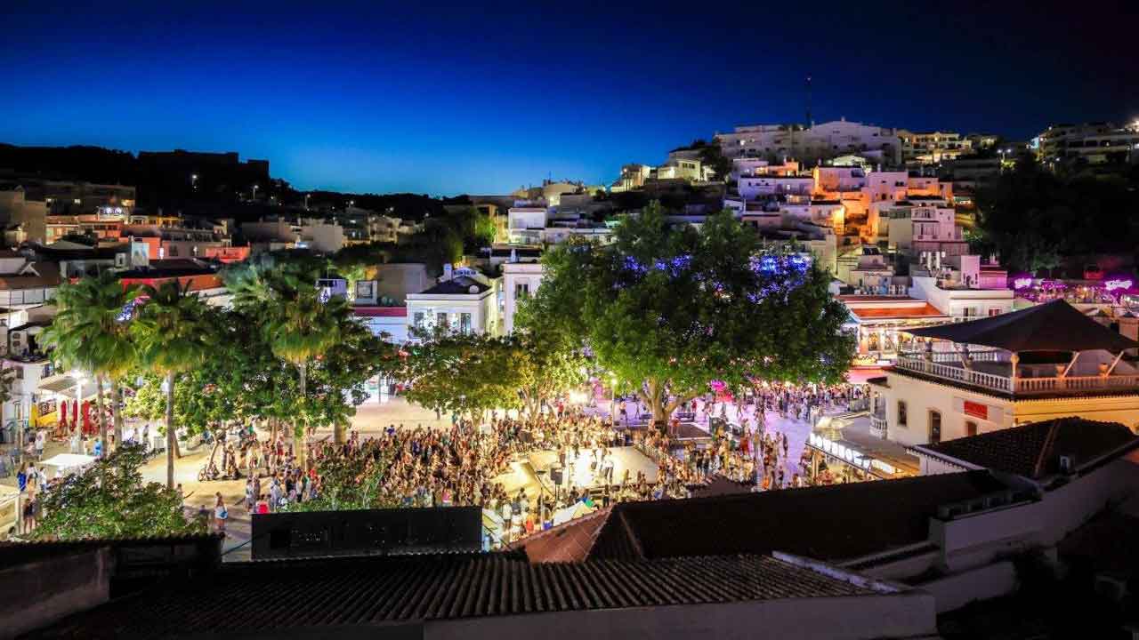 Nighttime summer entertainment in Albufeira