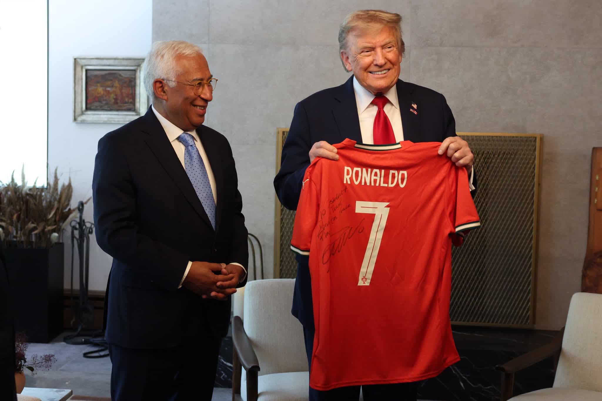 António Costa presents Portugal jersey signed by Cristiano Ronaldo to Donald Trump