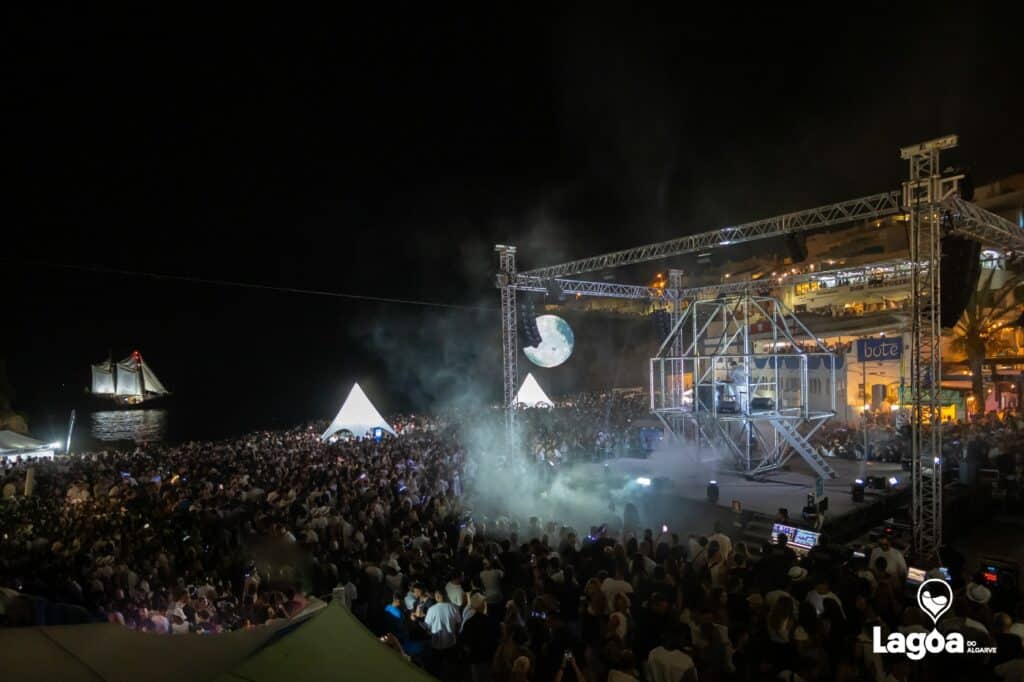 Carvoeiro Black & White Night draws “historic crowds”