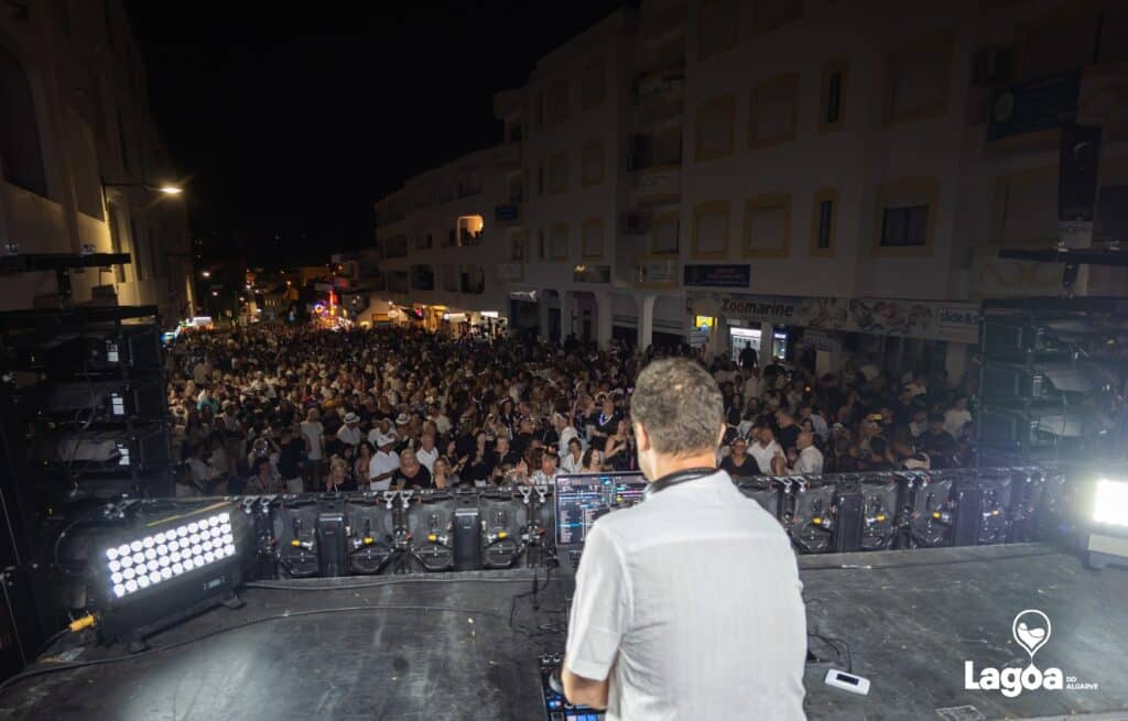 Carvoeiro Black & White Night draws “historic crowds”