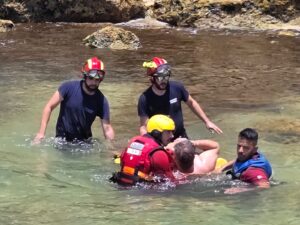 Man rescued after falling from Portimão cliff