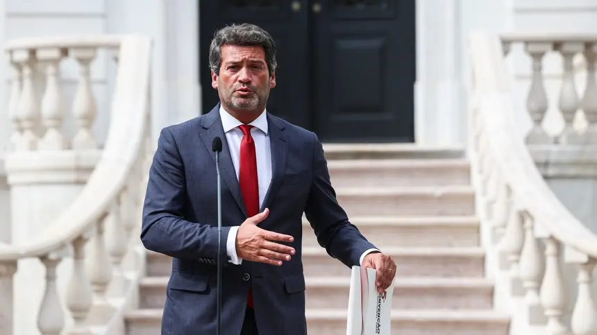 André Ventura outside the prime minister's official residence in São Bento