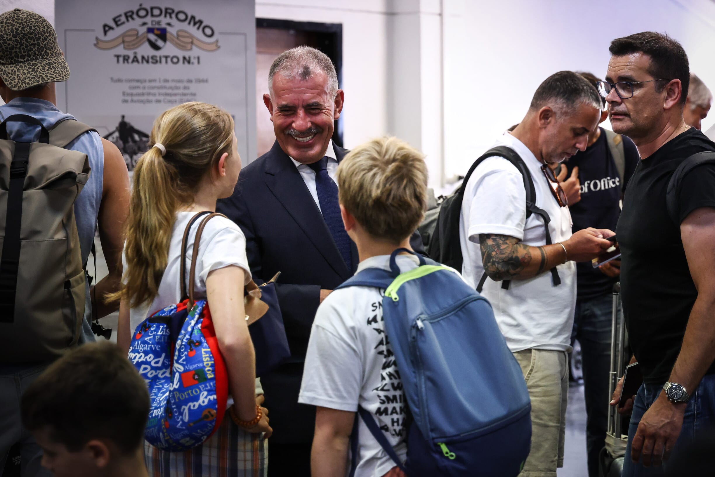 Secretary of State for Portuguese Communities Emídio Sousa welcomes passengers from Israel yesterday. Image: Rodrigo Antunes/ Lusa