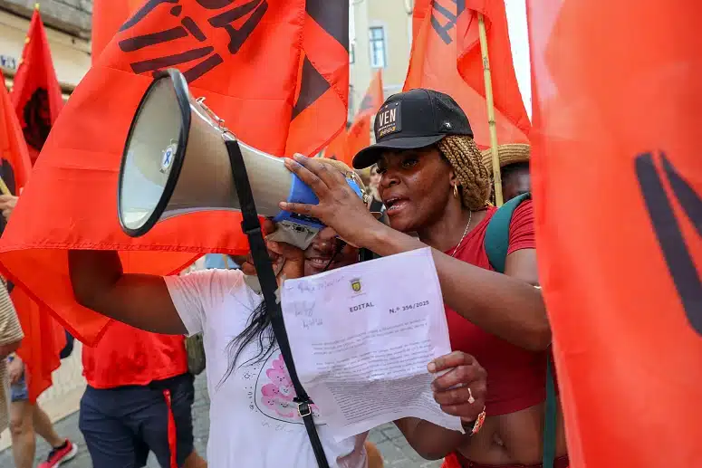 Hideous heat did not deter many hundreds from 'occupying the Baixa area of the capital' and sounding off over the lack of affordable housing. Image: Lusa