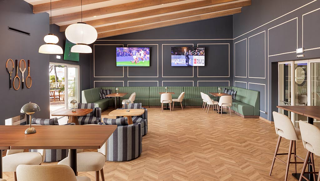Photo of the inside of Smash Sports Bar at Vale do Lobo