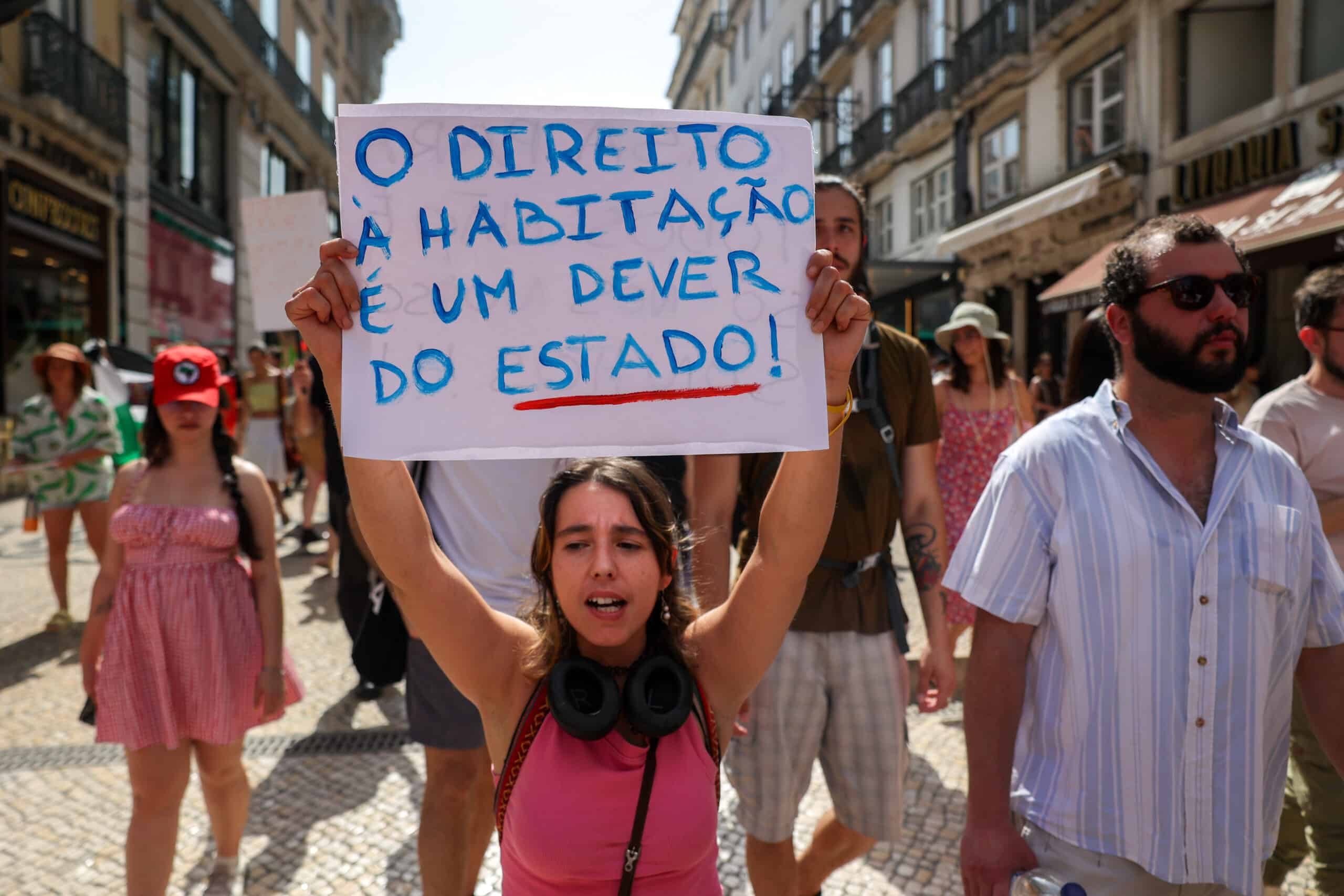 Thousands of primarily young people (arguably Portugal’s future) took to the streets of Lisbon and Porto last weekend, clamouring for so much more to be done to help secure roofs over people’s heads. Photo: MIGUEL A. LOPES/LUSA