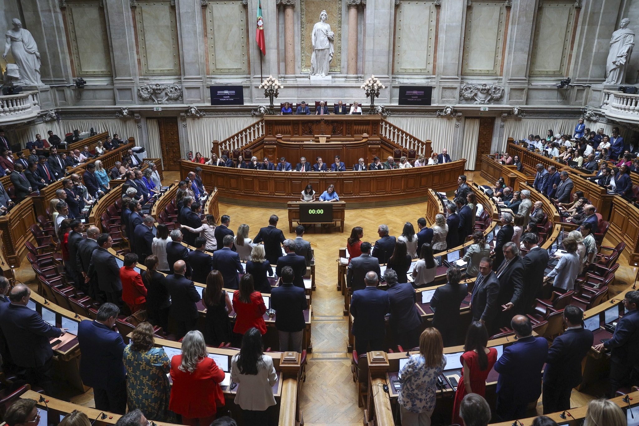 Image of parliament: Miguel A Lopes/ Lusa