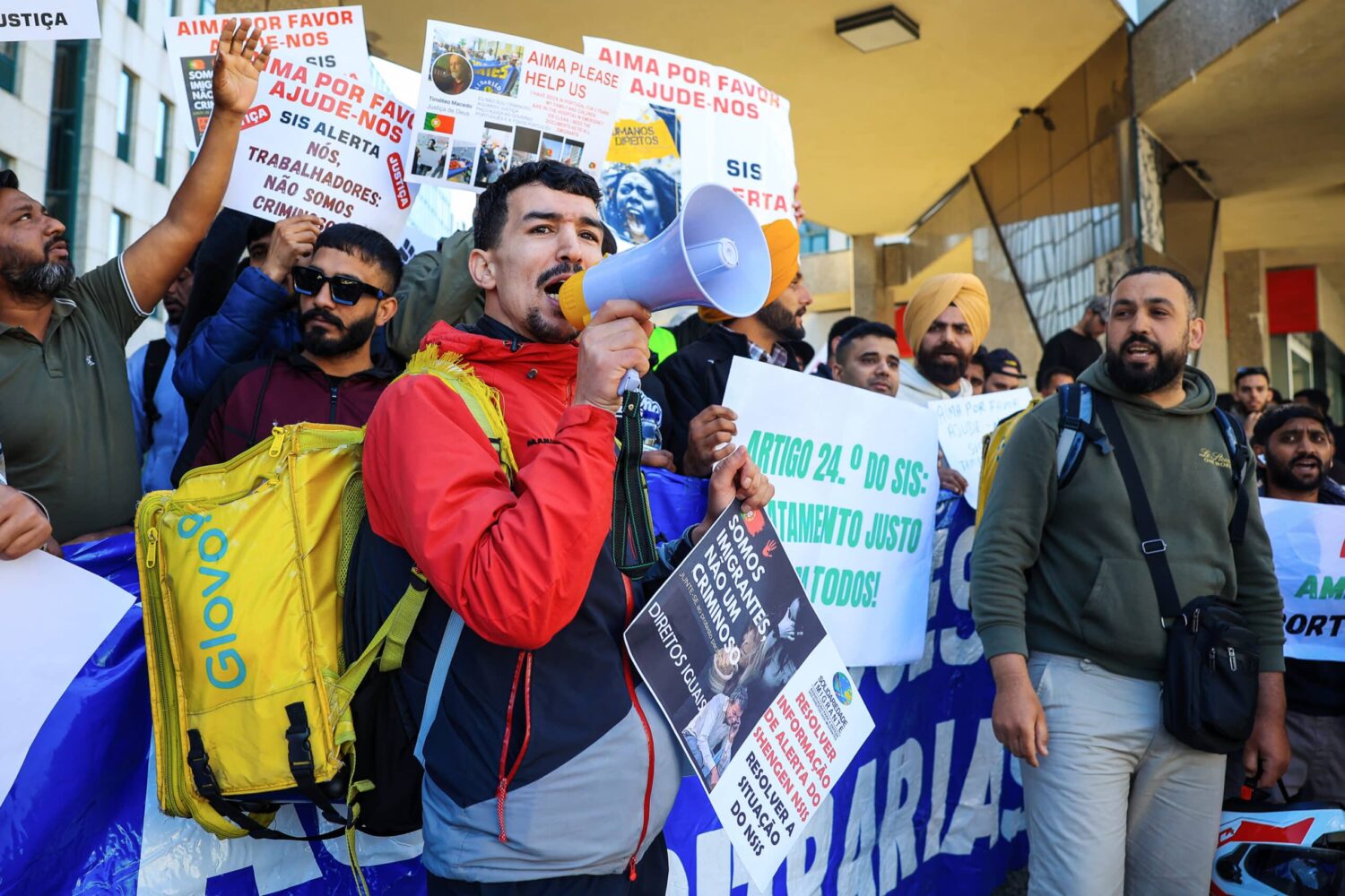 Immigrants protesting outside an AIMA office (agency for integration, migration and asylum) in Porto last April - Photo: José Coelho/Lusa