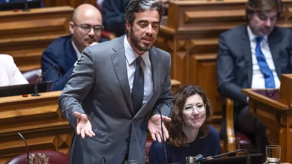 IL's Mário Amorim Lopes today, expressing his party's profound disillusion over the prime minister's announcement. Image: Lusa