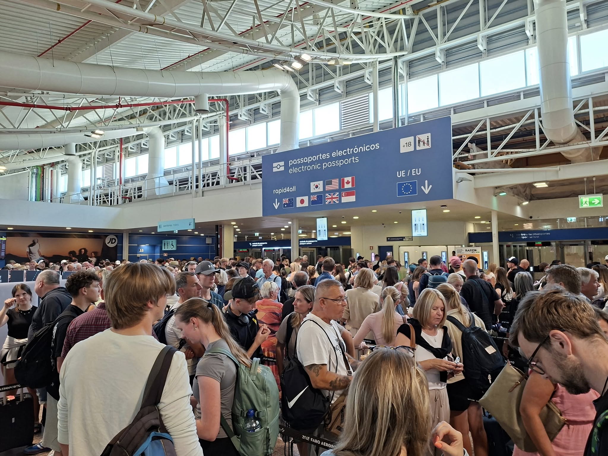 Airline passengers “missing flights because of Portugal’s border control hold ups”