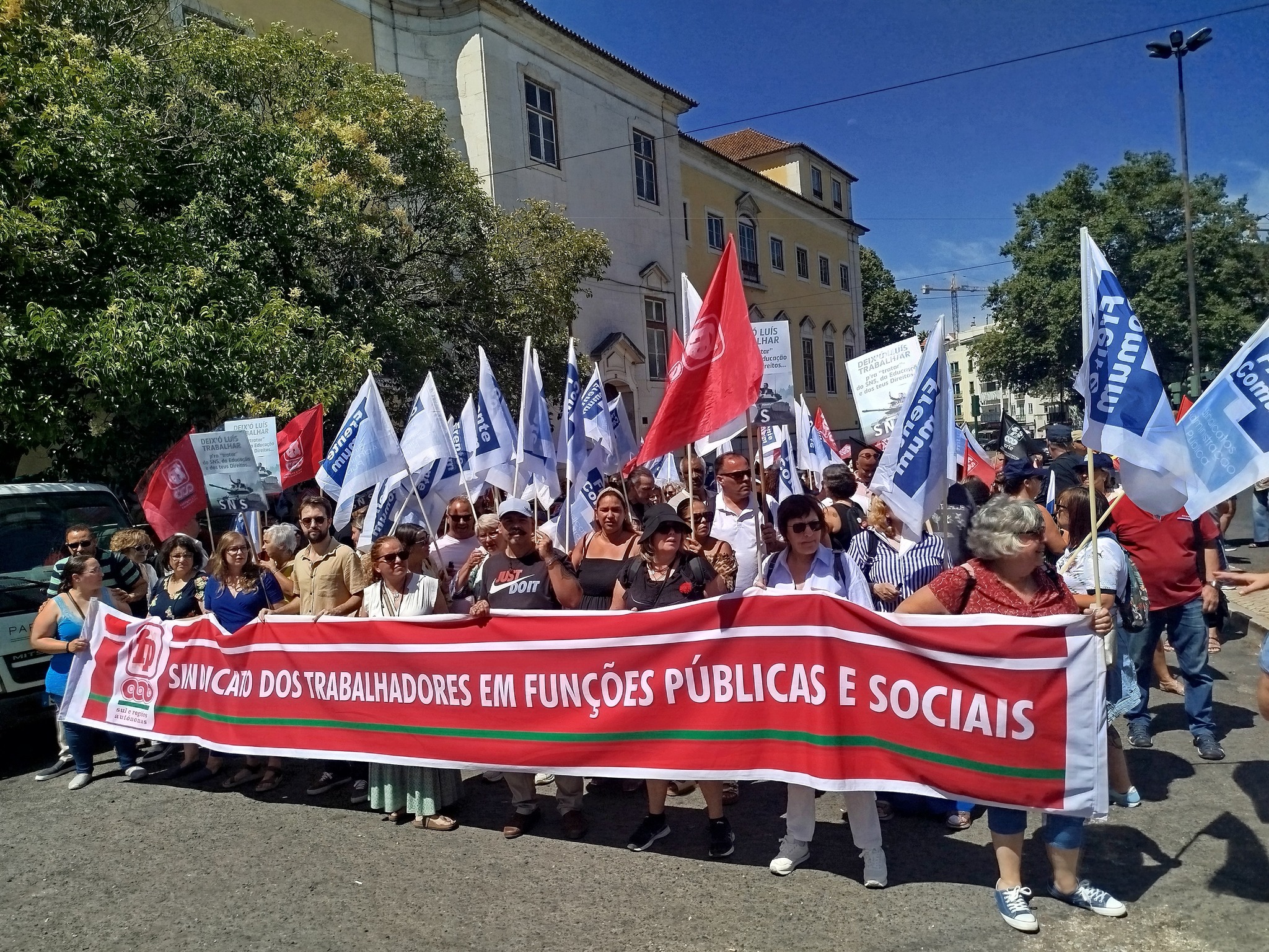 Hundreds of public sector workers demand 15% pay rises