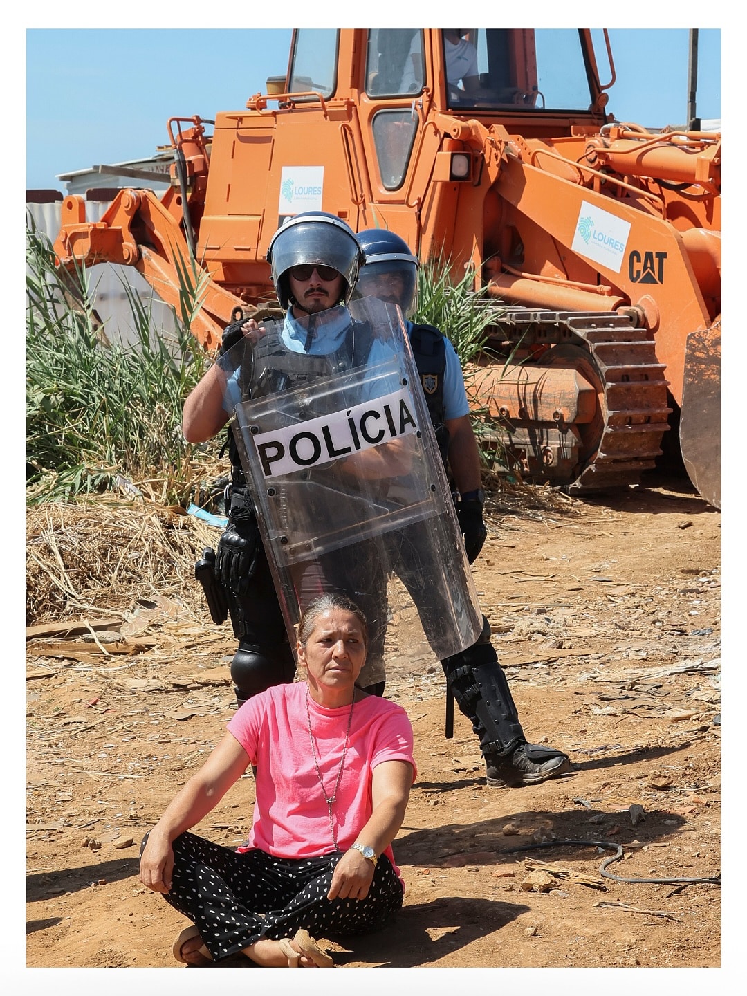 Armed riot police move in to ensure demolition of shanty homes in Loures