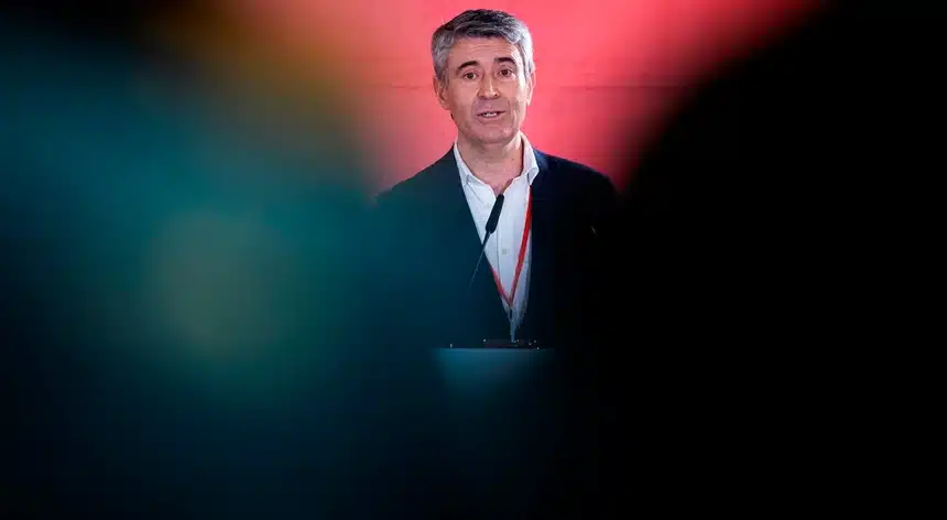 José Luís Carneiro is not a PS leader given to outbursts. He has put his questions simply, and asks only for the answers "in the next few days". Image: Lusa