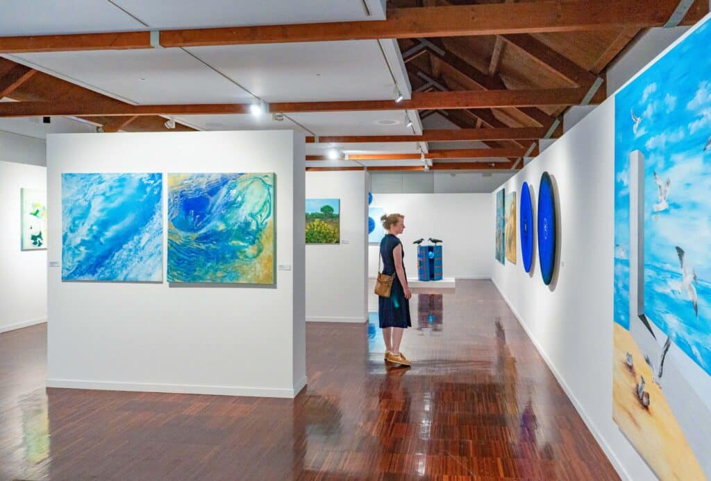 A visitor at Planeta Azul, exhibition at the Portimão Museum, photo Eric Roth