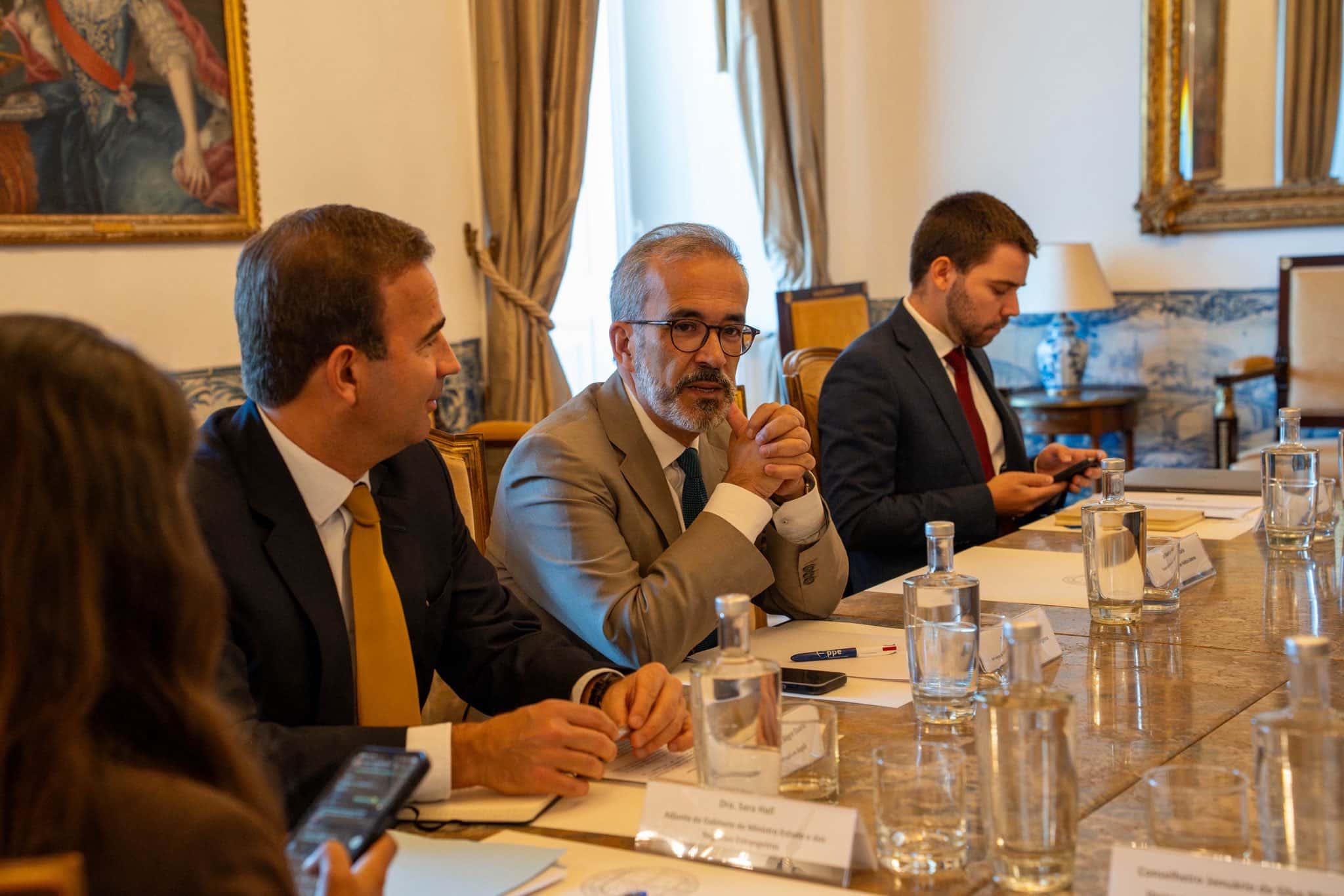 Paulo Rangel who is today part of the welcoming committee for President of Angola, João Lourenço , who starts a three-day visit to Portugal. Image: https://x.com/nestrangeiro_pt/status/1948657103310037297