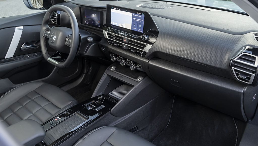 NEW_C4_HYBRID_INT_INTERIOR1