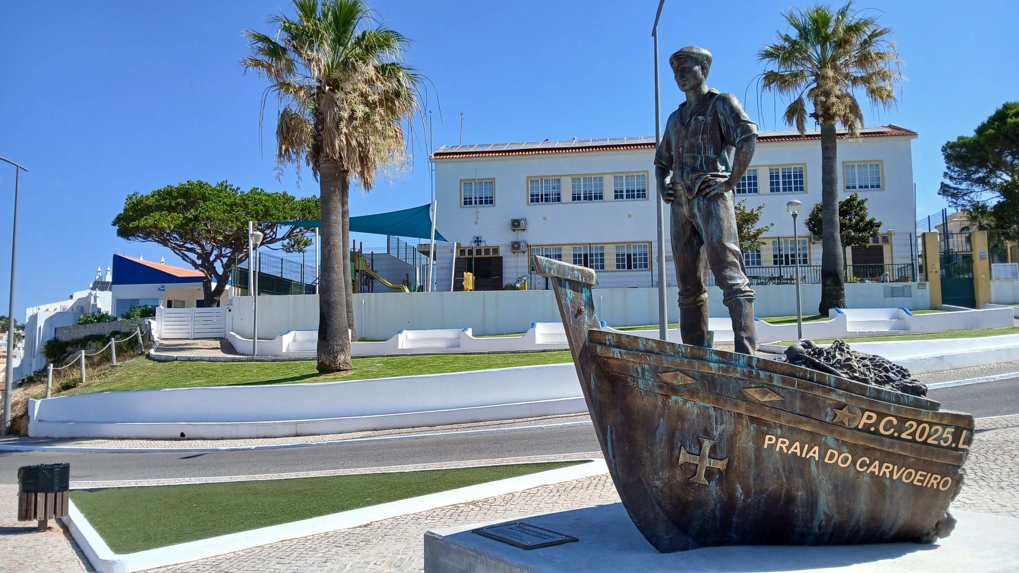 Carvoeiro pays tribute to Fishermen with sculpture Carvoeiro pays tribute to Fishermen with sculpture