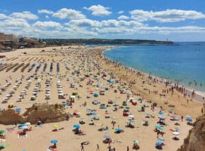 Maritime authority urges caution as lifeguard shortage affects Praia da Rocha