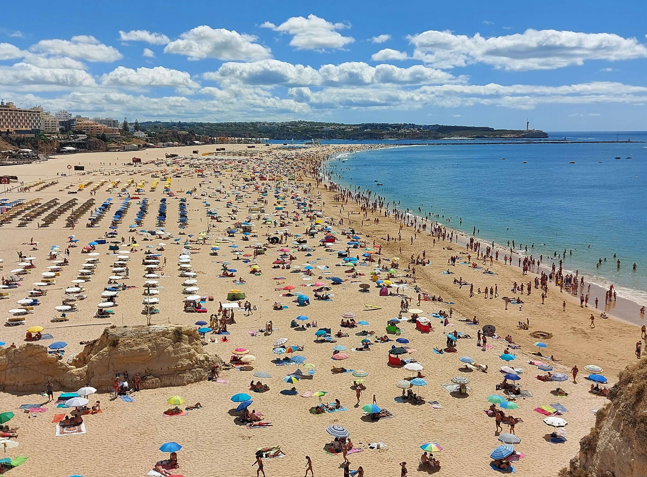 Maritime authority urges caution as lifeguard shortage affects Praia da Rocha