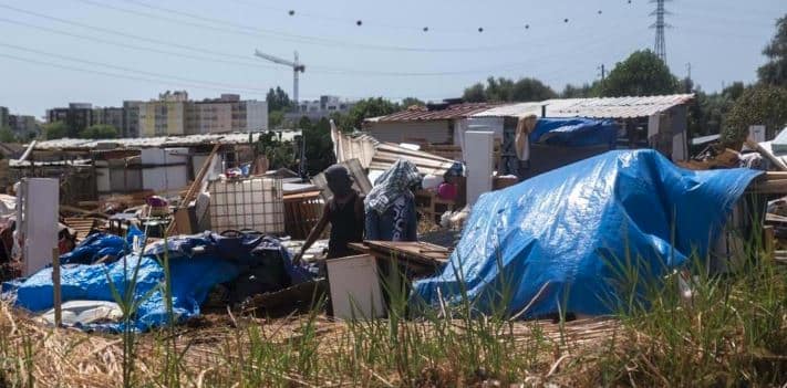 The São Tomé government has offered to pay flights home for citizens living in undignified conditions in and around the capital, recognising that it is time to 'control migration flows' out of the country, so that situations like the above, in Bairro do Talude, do not become 'the norm'. Image: RTP Madeira