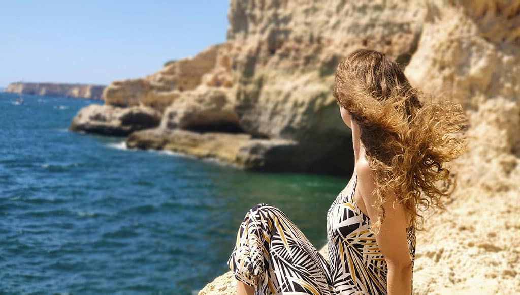 Woman Algarve (Ignacio-correia-unsplash)