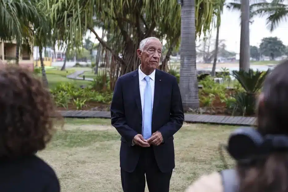 President Marcelo in São Tomé today, suggesting there is no point panicking over tariff rates as things could change between now and August 1. Image: Paulo Novais/ Lusa