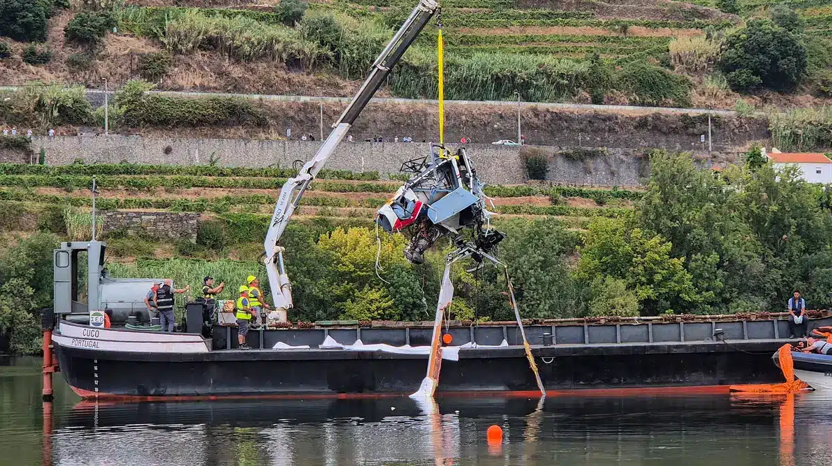 A scene from the recovery operation that took place in the Douro river. Image: Paulo Cunha/ Lusa