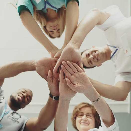 While chaos visits Faro A&E, SEP Algarve celebrates the strike, due to burnout, by linking hands (and smiling)