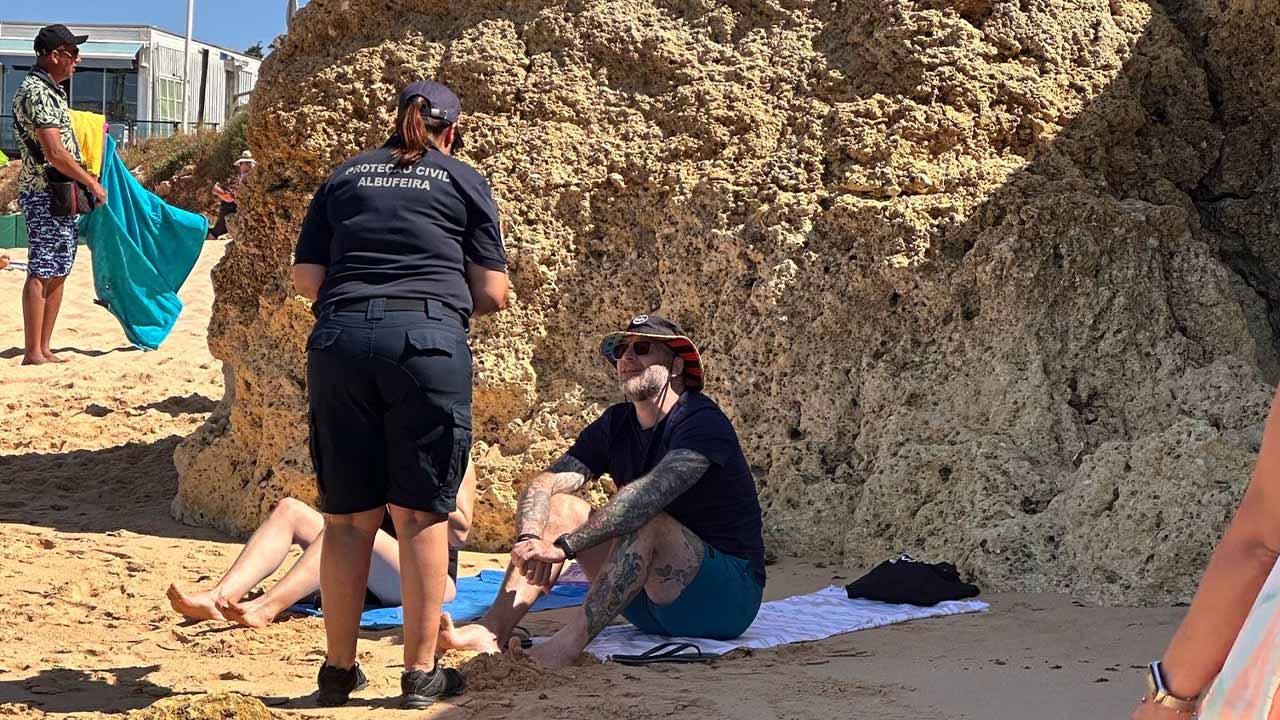 Albufeira warns beachgoers: keep distance from cliffs!