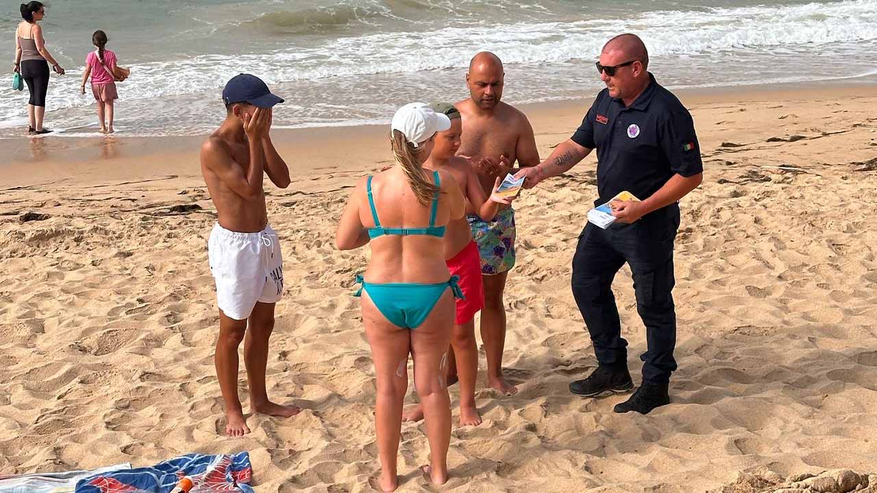 Albufeira warns beachgoers: keep distance from cliffs! Albufeira warns beachgoers: keep distance from cliffs!