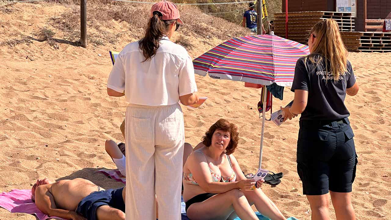 Albufeira warns beachgoers: keep distance from cliffs! Albufeira warns beachgoers: keep distance from cliffs!