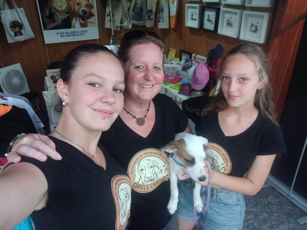 Cadela Carlota volunteers at Arte Doce