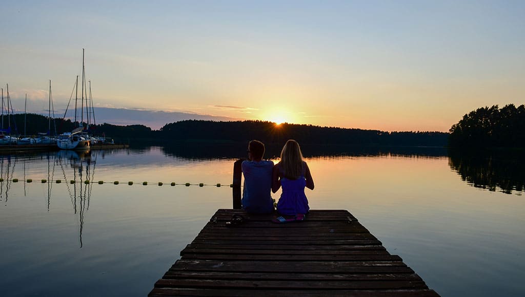 Couple at harbour (Michal Parzuchowski-Unsplash)